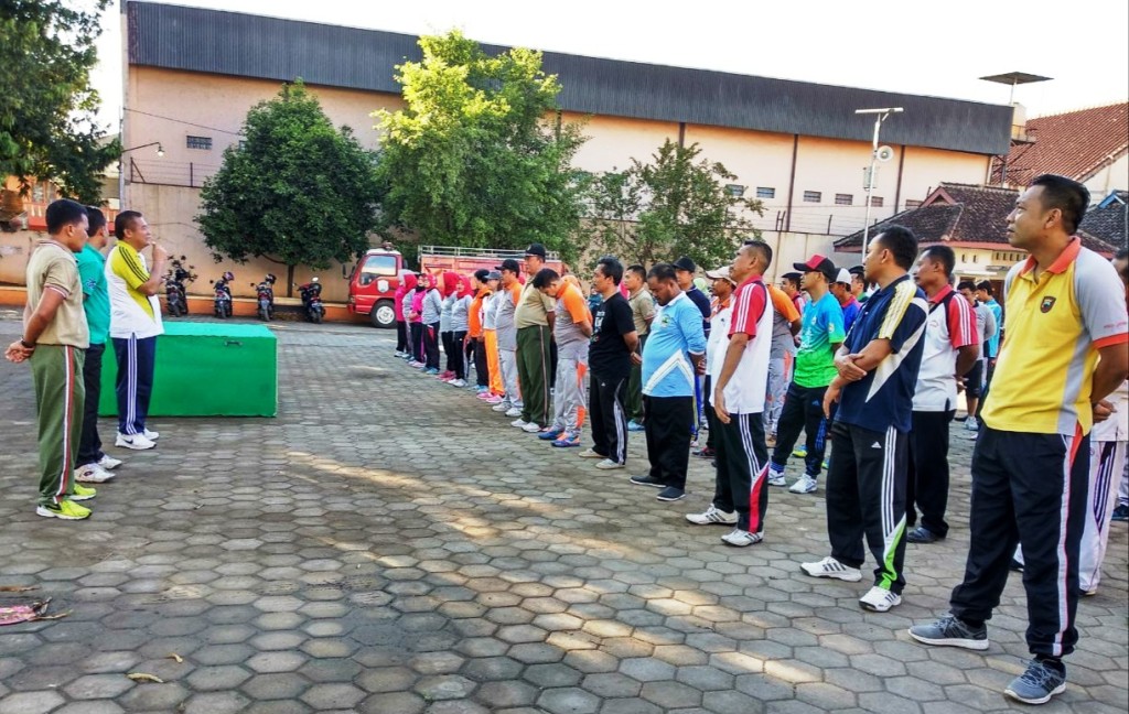 Sinergitas Kemitraan Antar Instansi, Koramil Weleri Laksanakan Senam Bersama